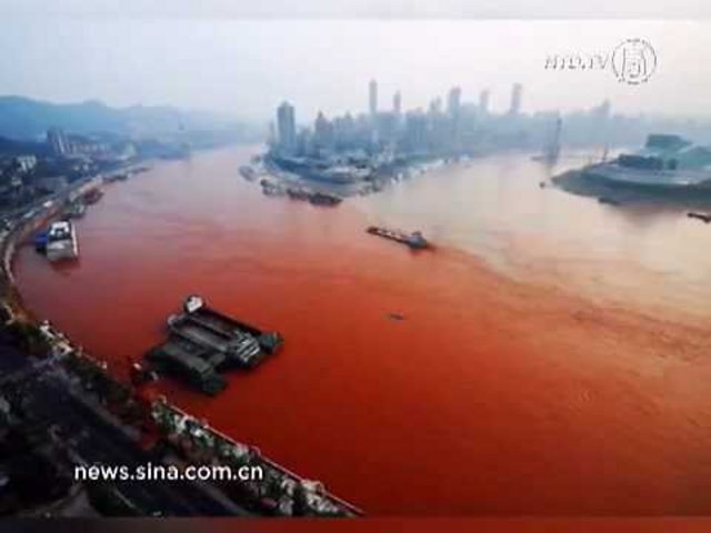 Jangtse-Fluss bei Chongqing färbt sich blutrot